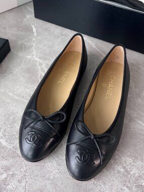 CHANEL Brown and Black Leather Cap-Toe Ballet Flats
